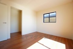 住む人のこだわりを活かす洋室＾＾日当たりがよく、寝室としての利用もおすすめ。広めのクローゼットもあり荷物もすっきり片付けれ、ゆとりのある暮らしが出来ます＾＾