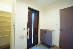 たっぷり収納できるシューズボックスです。家族全員の靴がきれいに整頓できます。棚の上にお花や写真を飾っても良いですね。