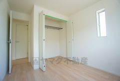 明るい洋室です。ナチュラル色のフローリングで開放的な優しい雰囲気になっています＾＾ベッドや机、ＴＶを置いてもゆとりのある広さです。