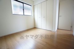 明るい洋室です。ナチュラル色のフローリングで開放的な優しい雰囲気になっています＾＾ベッドや机、ＴＶを置いてもゆとりのある広さです。