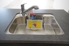広々とした凸型シンクに洗剤ポケットを標準装備。大きなお鍋など洗いやすいです。洗剤や石鹸、スポンジもすっきりできる収納付き。