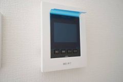 防犯性、セキュリティ対策に安心できるテレビモニター付きインターフォンです。セールスマン対策にもなり安心できます。