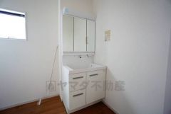 収納が隠れて使いやすい、シャワー付き三面鏡洗面ドレッサーです。朝の準備もぬかりなくできます。