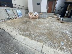 駐車スペースはゆとりある2台分を確保。マイカー用に、お客さま用に、余裕を持ってご利用いただけます^^