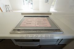 お手入れのしやすいIHクッキングヒーターです。 3口コンロなので、効率よくお料理が楽しめます。毎日のお料理も楽しくなりますね＾＾