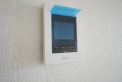 防犯性、セキュリティ対策に安心できるテレビモニター付きインターフォンです。セールスマン対策にもなり安心できます。