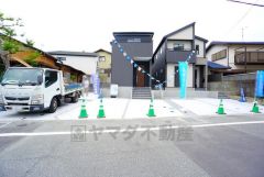 カースペースは停めやすい並列駐車2台付き。