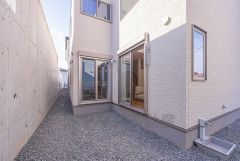 外から見えずらいお庭スペース。 ウッドデッキを設置したり、芝を引いたりして楽しめそうです。