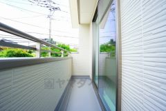 お洗濯物を干すスペースとしても十分な広さがあります。  お天気の良い日はお洗濯物がよく乾きそうな日当たり良好のバルコニー