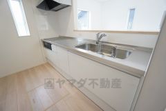 対面式カウンターキッチンでお子様の様子が見守れます。カウンタートップは耐熱性に優れており、日ごろのお掃除もふき取るだけでＯＫ。ステンレスシンクも簡単にお掃除できますよ。