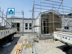 平屋住宅。敷地面積広々83坪。 コンビニ・ドラッグストアまで徒歩5分。スーパーまで徒歩9分。