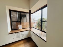 出窓になっており、お花やインテリア雑貨などを飾るなどしてオシャレな空間を作れます＾＾窓の幅が広いため日当たりも良好です。