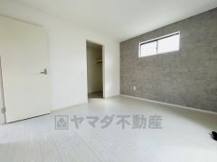ウォークインクローゼット付きの洋室。スペースも広く、毎日のコーディネートが楽しくなります＾＾
