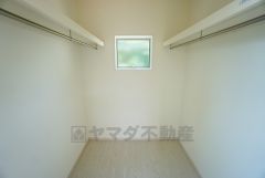 同仕様写真。主寝室には大型のウォークインクローゼット。採光と換気に優れた小窓がありがたいですね＾＾