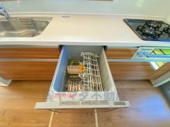 家事の時間が短縮できる食器洗浄乾燥機付。後片付けもラクラクです。 食器を洗う手間が減るので家族とのコミュニケーションの時間や自分の時間が増えますね。