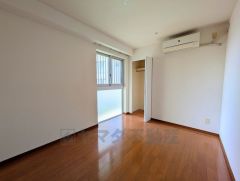 ハンガーパイプ付で散らかりがちな洋服類もきれいに整理できます。使用頻度が少ないものは枕棚の上に、足元には3段ボックスを置いて、フル活用できるクローゼットです＾＾