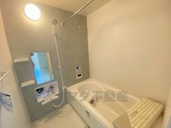 1日の疲れを癒すくつろぎのバスルーム。足を伸ばしてもゆったりと入れるサイズです。お子様と一緒にお風呂に入っても狭くないですね^^
