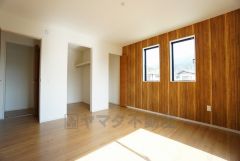 住む人のこだわりを活かす洋室＾＾日当たりがよく、寝室としての利用もおすすめ。広めのクローゼットもあり荷物もすっきり片付けれ、ゆとりのある暮らしが出来ます＾＾