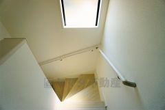 同仕様写真。ご年配の方でも安心できる、手すり付き階段です＾＾段差も低めで設定されてますので安全性にも優れてますね＾＾