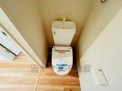 温水洗浄機付トイレです。節水機能もあるので、安心して使えますね。もちろん、1階2階の2ヶ所にトイレがあるので、忙しい朝にもゆとりができますね。