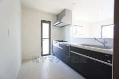 耐久性にも優れた人造大理石トップです。汚れもサッと拭き取ることができ、お掃除もラクラク。対面式キッチンが家族の会話も盛り上げます。