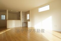 同仕様写真。大きな窓のあるリビングは、陽光あふれる明るい空間です。居心地良く、ご家族皆がゆったり寛げる憩いの空間となりそうです。