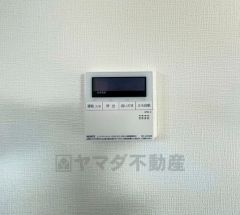 同仕様写真。キッチン横からお湯張り、追い炊き、足し湯がボタン一つで楽々操作できる給湯機リモコンです＾＾忙しい夕飯の準備の時間帯に重宝しますね。