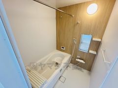 1日の疲れを癒すくつろぎのバスルーム。足を伸ばしてもゆったりと入れるサイズです。お子様と一緒にお風呂に入っても狭くないですね^^