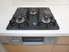 同仕様写真。3口コンロなので、効率よくお料理が楽しめます。毎日のお料理も楽しくなりますね＾＾