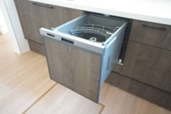 家事の時間が短縮できる食器洗浄乾燥機付。後片付けもラクラクです。 食器を洗う手間が減るので家族とのコミュニケーションの時間や自分の時間が増えますね。