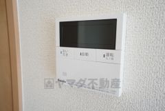 同仕様写真。給湯器リモコンはキッチン横からボタンひとつで操作が楽々。通話ボタン付きでお子様とも会話ができて安心です。