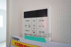 給湯器リモコンはキッチン横からボタンひとつで操作が楽々。通話ボタン付きでお子様とも会話ができて安心です。