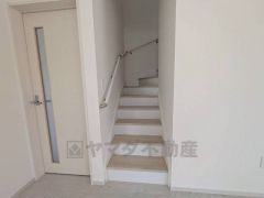 ご年配の方でも安心できる、手すり付き階段です＾＾段差も低めで設定されてますので安全性にも優れてますね＾＾