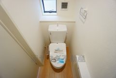 同仕様写真。温水洗浄機付トイレです。節水機能もあるので、安心して使えますね。もちろん、1階2階の2ヶ所にトイレがあるので、忙しい朝にもゆとりができますね。