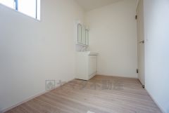 同仕様写真。三面鏡つき洗面台。収納も一体型になっているので、ドライヤーやヘアアイロンの置き場に困りませんね。