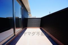 同仕様写真。お洗濯物を干すスペースとしても十分な広さがあります。  お天気の良い日はお洗濯物がよく乾きそうな日当たり良好のバルコニー＾＾