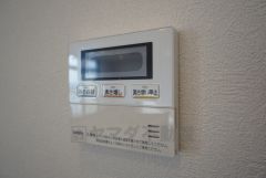 給湯器リモコンはキッチン横からボタンひとつで操作が楽々。通話ボタン付きでお子様とも会話ができて安心です。