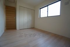 木目調のシンプルデザインで落ち着きと安らぎの空間に仕上げています。各部屋に収納が完備されているので、お荷物が多くなっても安心の設計です。