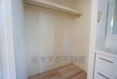 便利な洗面室収納。散らかりがちなバスタオルや清掃用品、化粧品や予備のシャンプー等もきれいに整頓できますね。