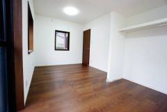 住む人のこだわりを活かす洋室＾＾日当たりがよく、寝室としての利用もおすすめ。広めのクローゼットもあり荷物もすっきり片付けれ、ゆとりのある暮らしが出来ます＾＾