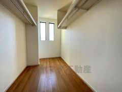 収納力豊富なウォークインクローゼット付き。洋服や小物などを1箇所にまとめて美しい収納を実現します。