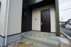 タッチキータイプの玄関ドアです。奥まって設置されているので、雨に濡れる心配もありません。