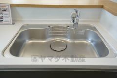 広々とした凸型シンクに洗剤ポケットを標準装備。大きなお鍋など洗いやすいです。洗剤や石鹸、スポンジもすっきりできる収納付き。