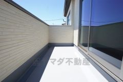 同仕様写真。南側に面したバルコニーは日当たり良好です。お洗濯物も気持ちよく干せそうです。