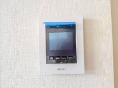 防犯性、セキュリティ対策に安心できるテレビモニター付きインターフォンです。セールスマン対策にもなり安心できます。