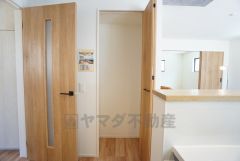 まとめ買いしてもこの収納量なら心配要らずのパントリー。調理家電や食品のストックをすっきりまとめられ、キッチン周りを広々使えます。
