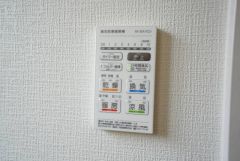 雨の日の洗濯も安心できる浴室暖房乾燥機付き浴室。リモコンで操作もボタン1つで簡単。 浴室暖房乾燥機には、暖房、乾燥、涼風、換気の4つの機能が付いています。タイマー付きです。
