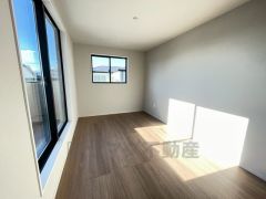 住む人のこだわりを活かす洋室＾＾日当たりがよく、寝室としての利用もおすすめ。広めのクローゼットもあり荷物もすっきり片付けれ、ゆとりのある暮らしが出来ます＾＾