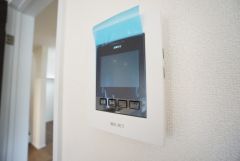 防犯性、セキュリティ対策に安心できるテレビモニター付きインターフォンです。セールスマン対策にもなり安心できます。
