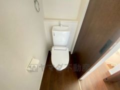 温水洗浄機付トイレです。節水機能もあるので、安心して使えますね。もちろん、1階2階の2ヶ所にトイレがあるので、忙しい朝にもゆとりができますね。
